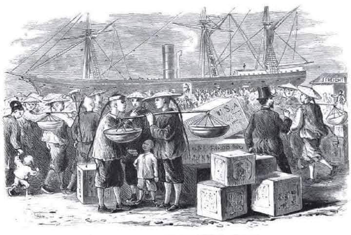 Grabado de época: trabajadores cantoneses con canastas al hombro descargando en un muelle, junto a un barco de vapor.