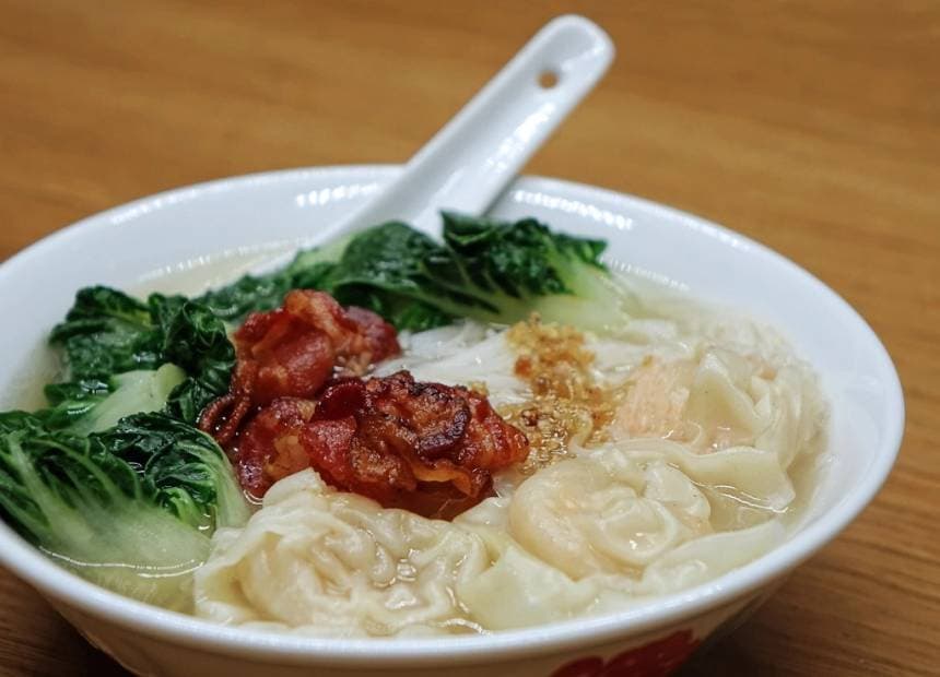 Sopa wantán con chancho asado y verdura.